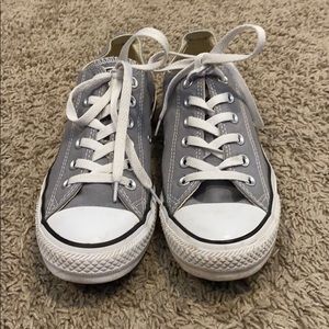 Converse low top sneaker- excellent condition